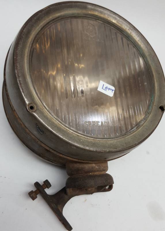 lot 6228 image: Left side Essex Motor Cars head light assembly with fender bracket nice lens