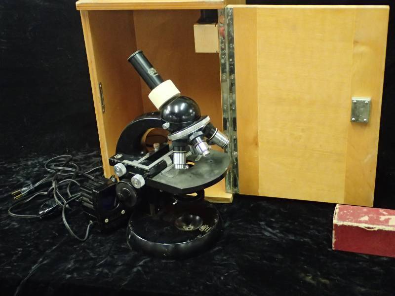 lot 2252 image: Vintage Carl Zeiss microscope