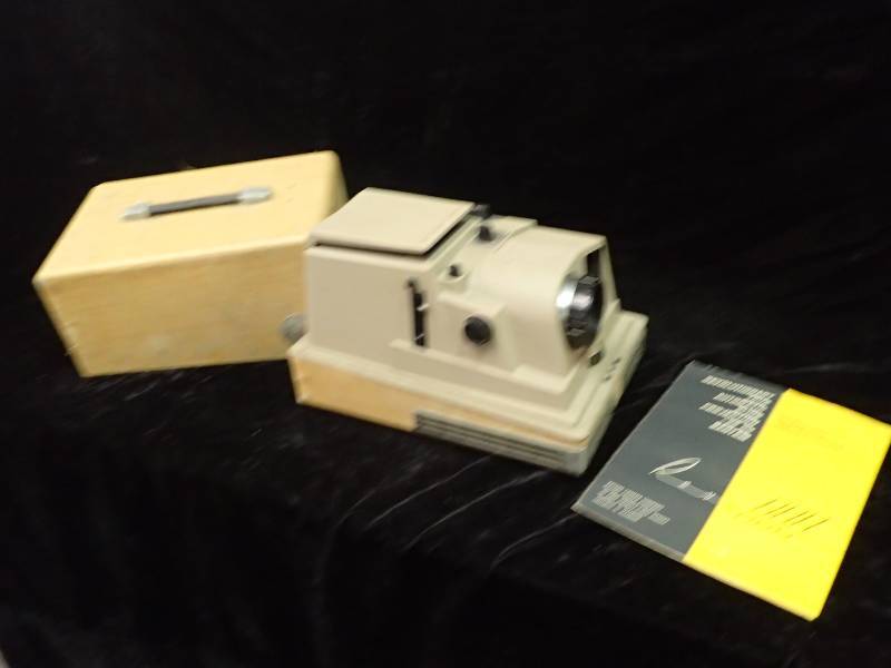 lot 2261 image: Revere 8888 Automatic Slide Projector