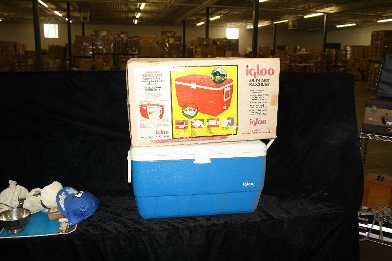 lot 2296 image: Vintage 48 Quart Igloo in New Condition