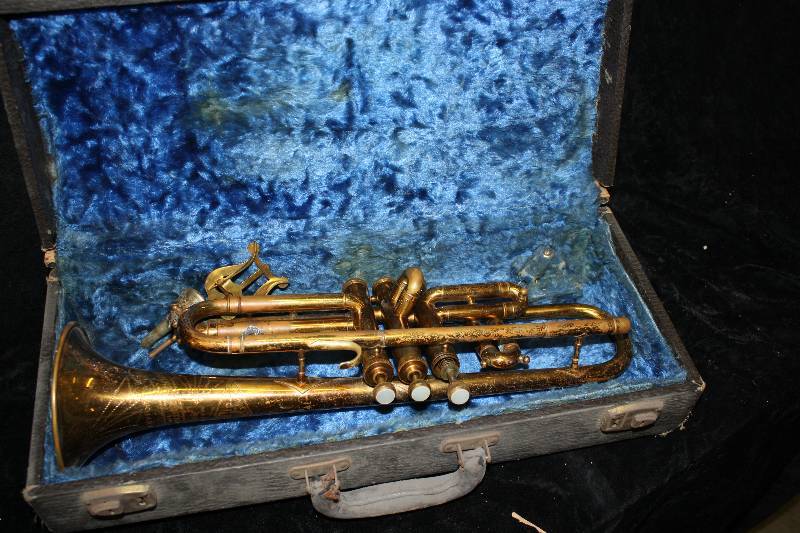 lot 2319 image: Vintage Horn in Case