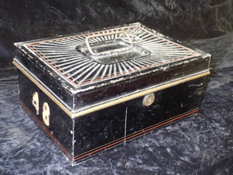 lot 2338 image: Vintage Tin Box