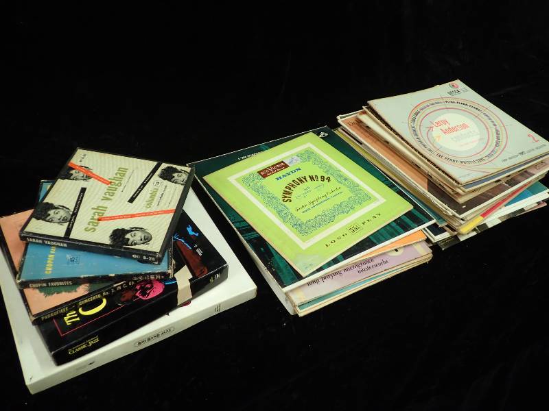 lot 2344 image: Vintage box old 78 records from 1930s thru 1960s