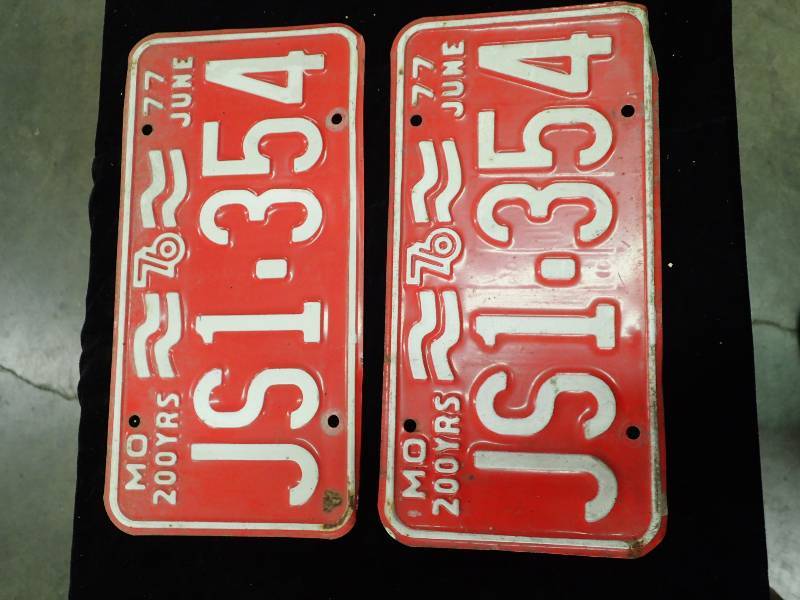 lot 2349 image: Vintage License Plates from 1976