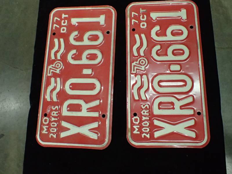 lot 2350 image: Vintage License Plates from 1976