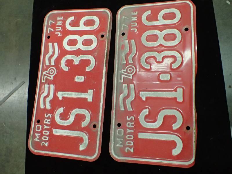 lot 2352 image: Vintage License Plates from 1976