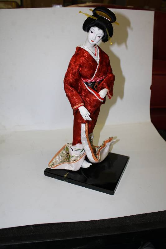 lot 2222 image: Japanese beautiful doll