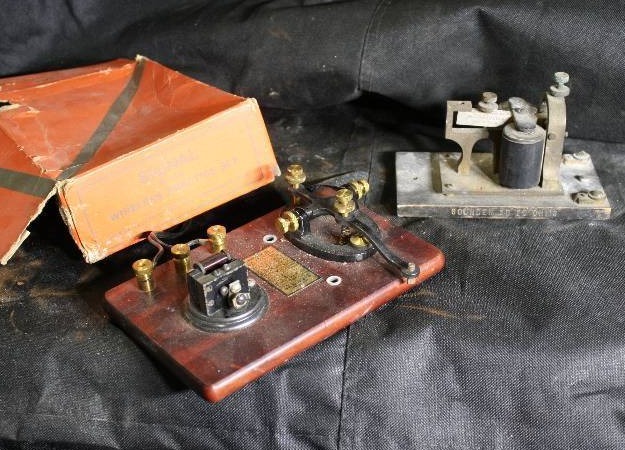 lot 1000 image: RARE ANTIQUE MORISE CODE WIRELESS SIGNAL R 68 PRACTICE KEY SET AND SOUNDER