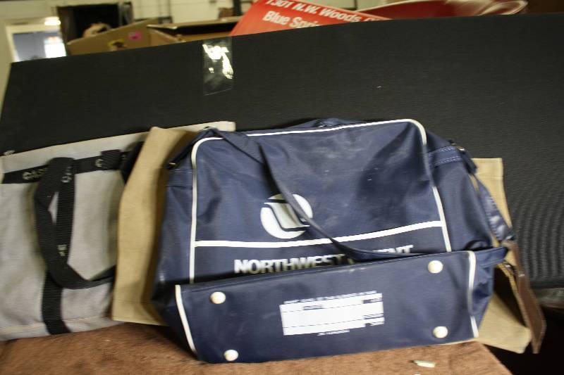 lot 1024 image: Travel Bags
