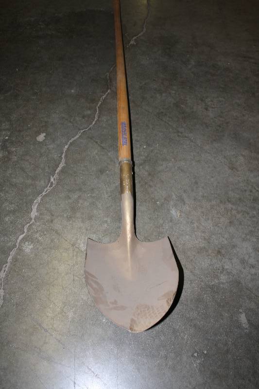 lot 1029 image: Gold Shovel