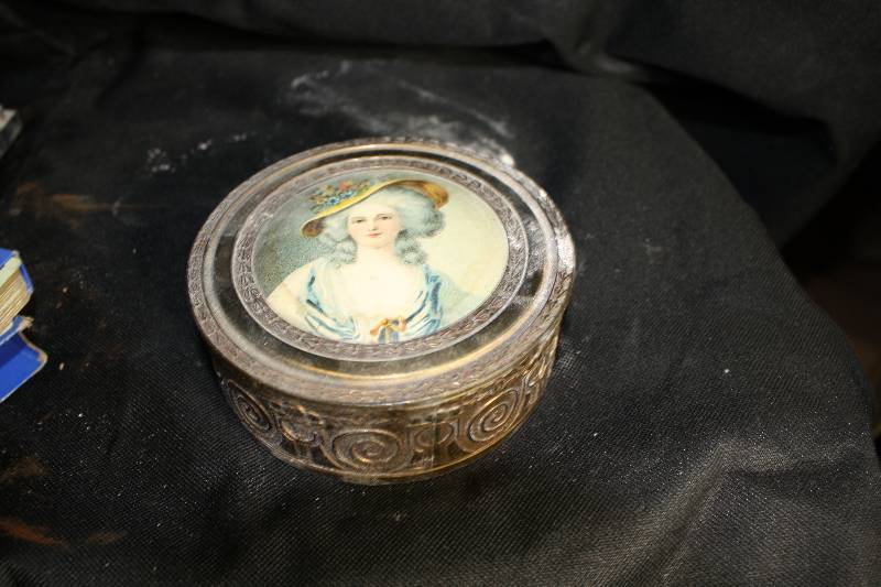 lot 2401 image: Vintage Metal Powder Box