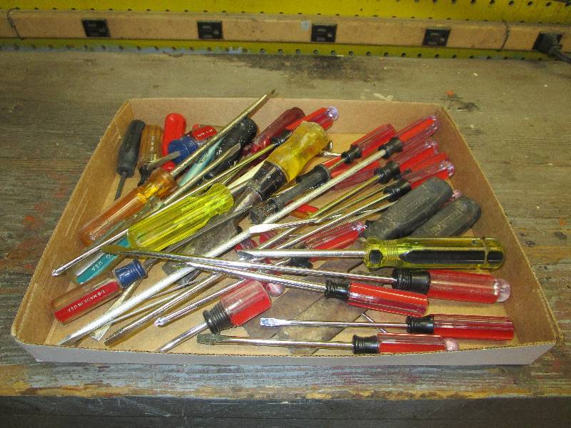 lot 8591 image: Large Lot of Screwdivers