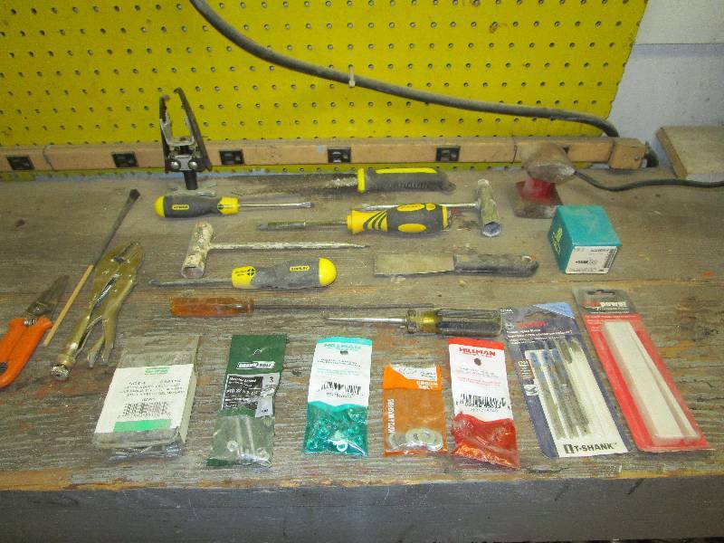 lot 8601 image: Random Lot of Tools