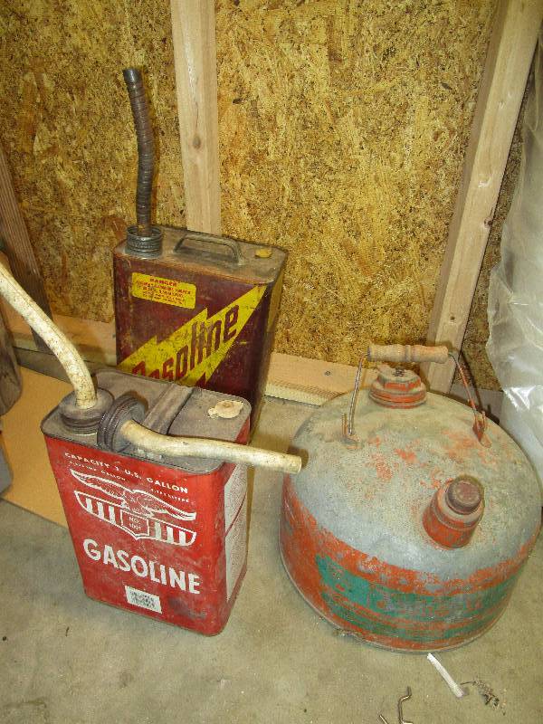 lot 8651 image: Lot of Gas Cans