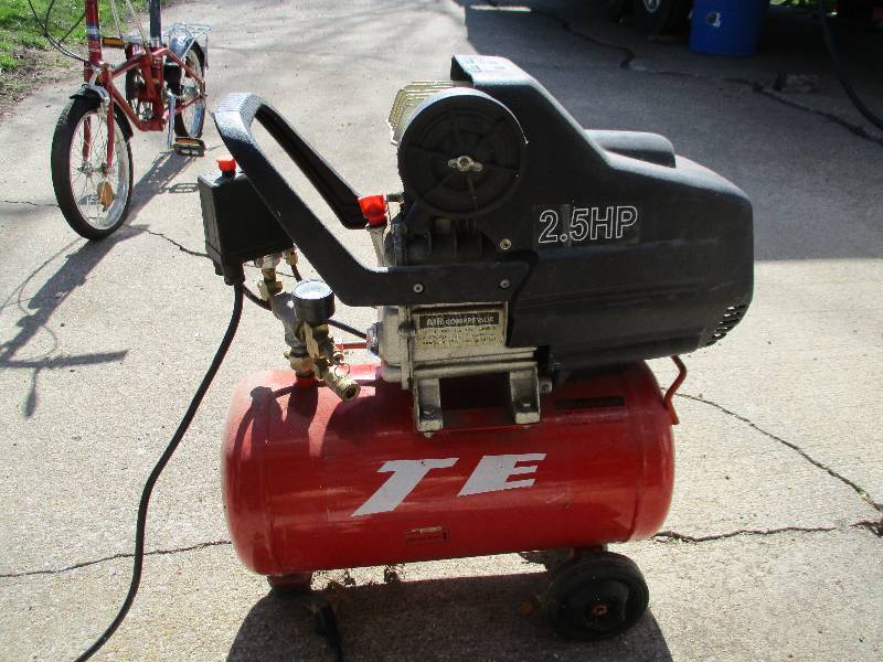lot 8556 image: TE Air Compressor Fully Functioning