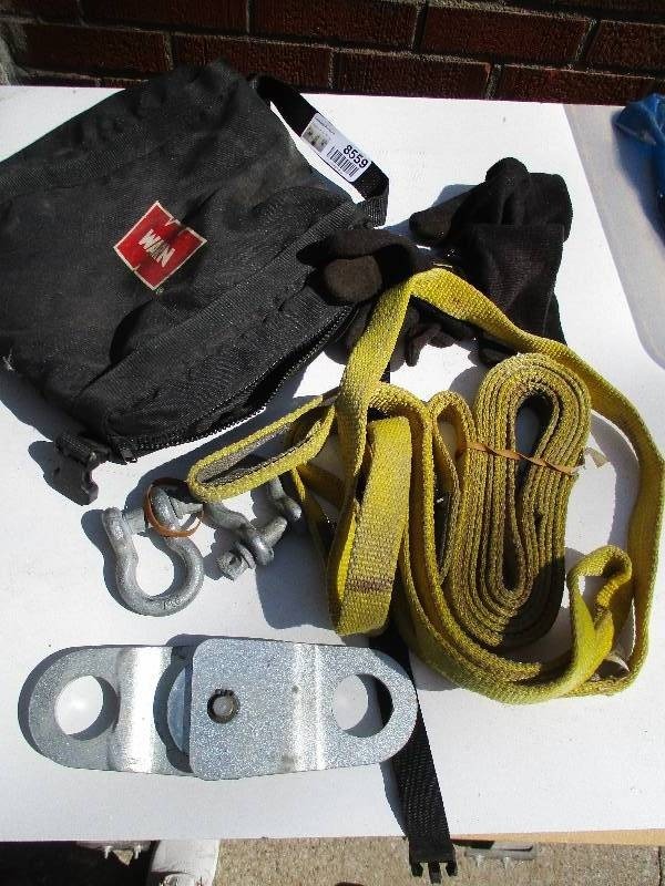 lot 8559 image: Warn Towing Kit