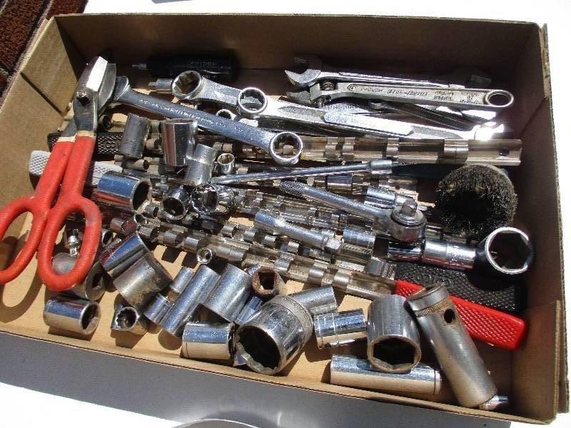lot 8568 image: FLat Of Random Tools
