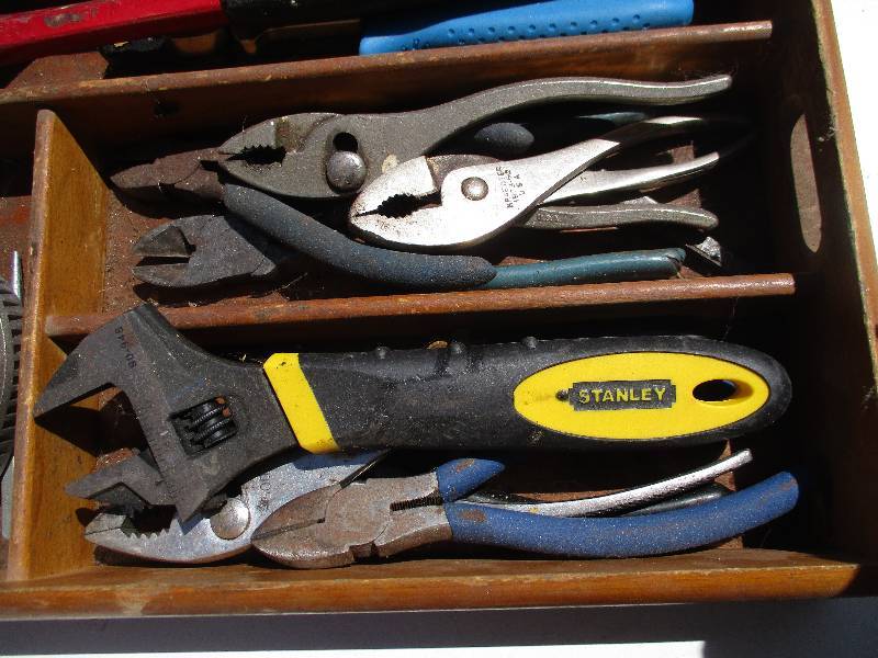 lot 8575 image: Pliers and more