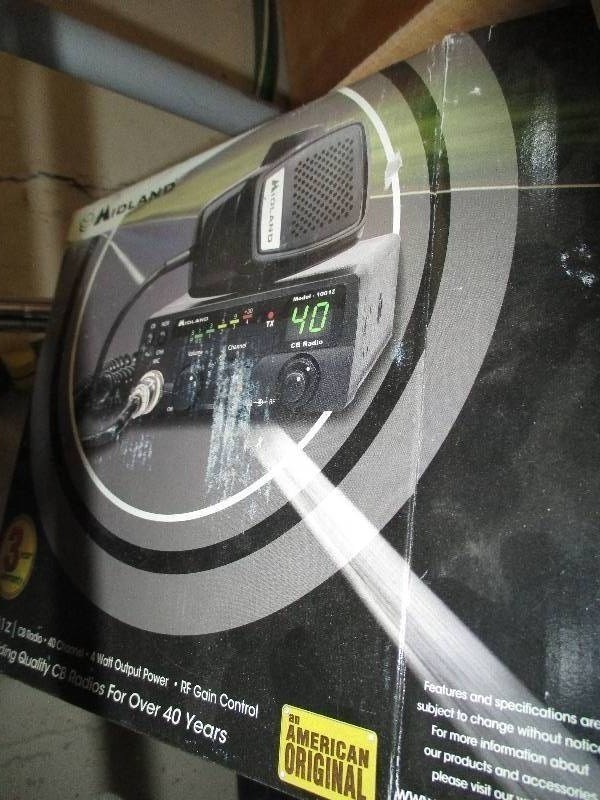 lot 8642 image: Midland CB Radio