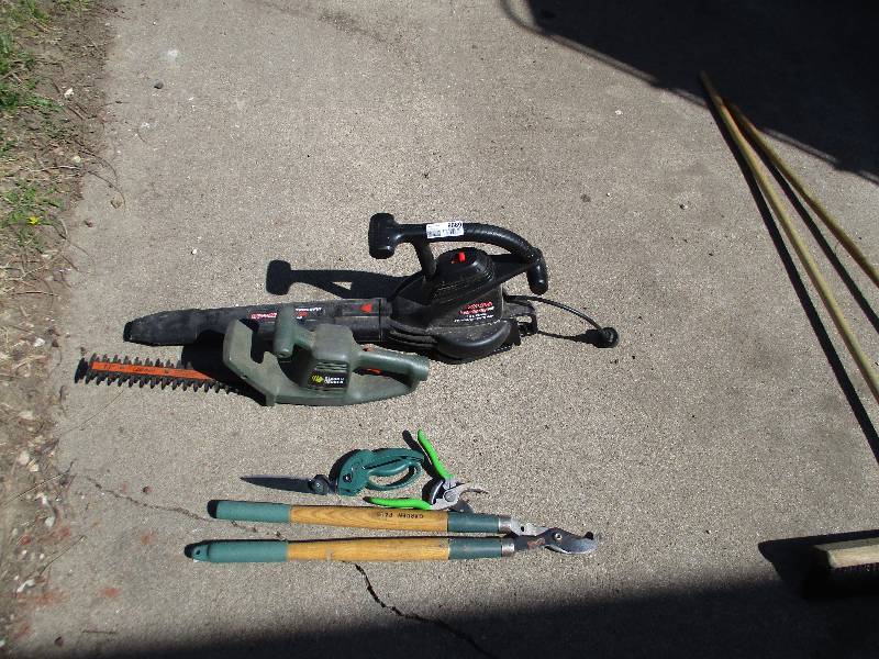lot 8689 image: Lot of Outdoor Tools