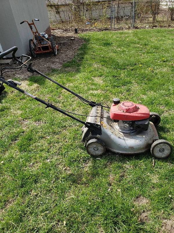 lot 10677 image: Honda Lawnmower