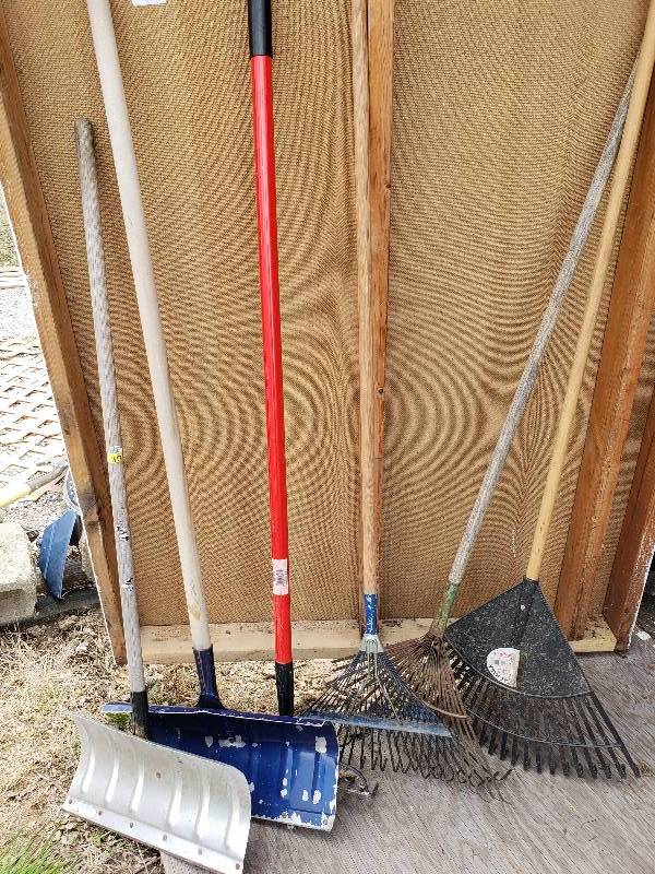 lot 10699 image: Outdoor Tool Lot