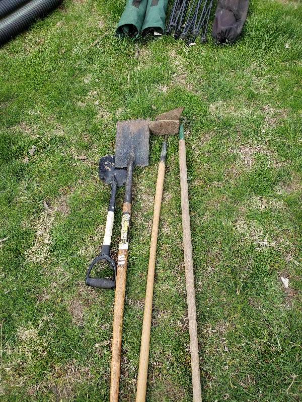 lot 10708 image: Lot of Outdoor Tools