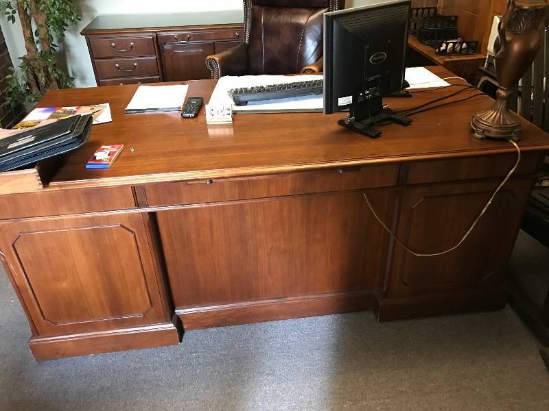 lot 8087 image: Walnut Wood Executive Desk & Credenza
