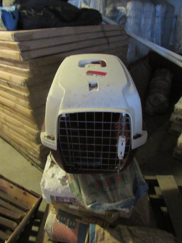 lot 8112 image: Small Pet Carrier