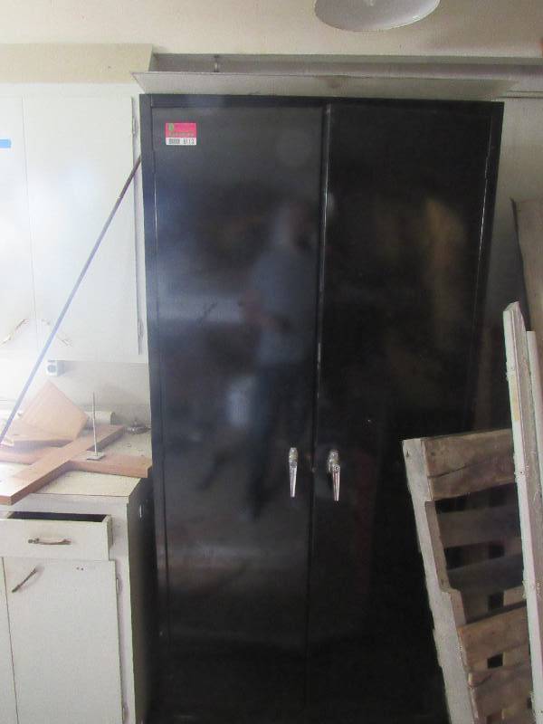 lot 8113 image: Metal Cabinet