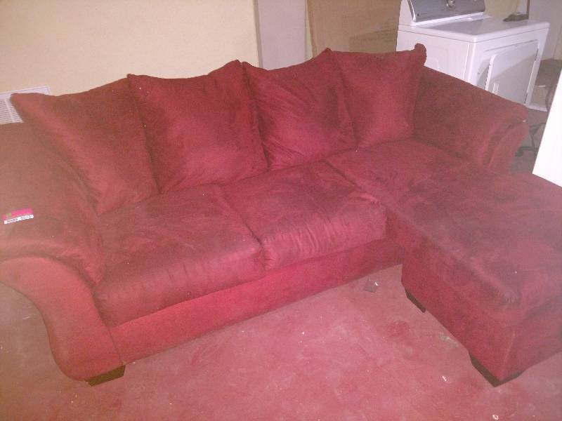 lot 8073 image: Couch w Ottoman