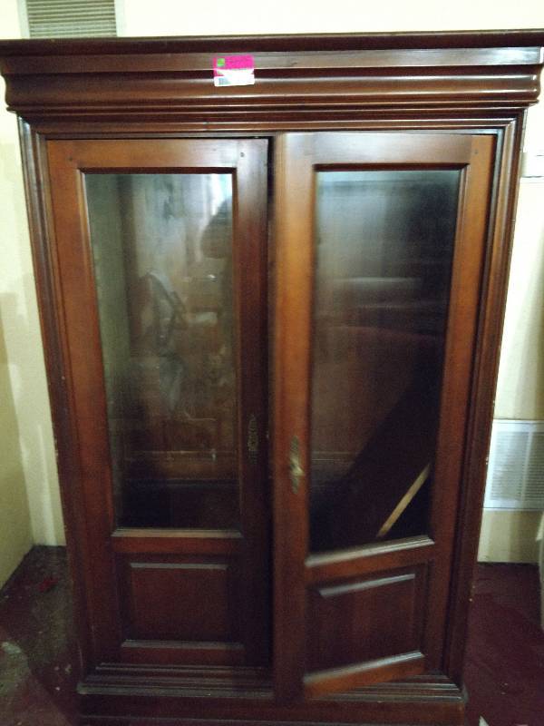 lot 8100 image: Book Case w Shelves
