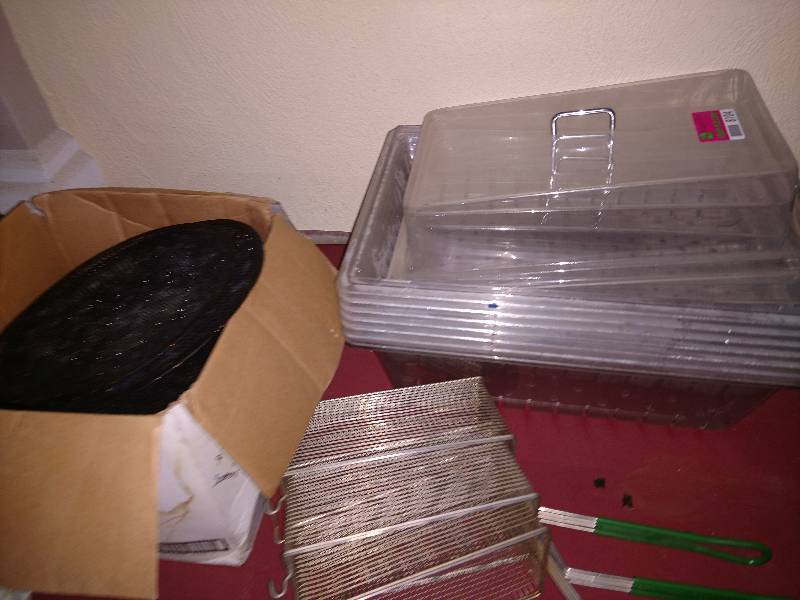 lot 8104 image: Lot of Plastic Pans  Pizza Grates  Fry Baskets