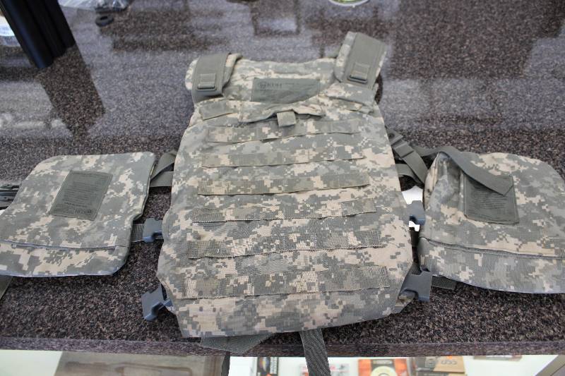 lot 2040 image: Issued Plate Carrier