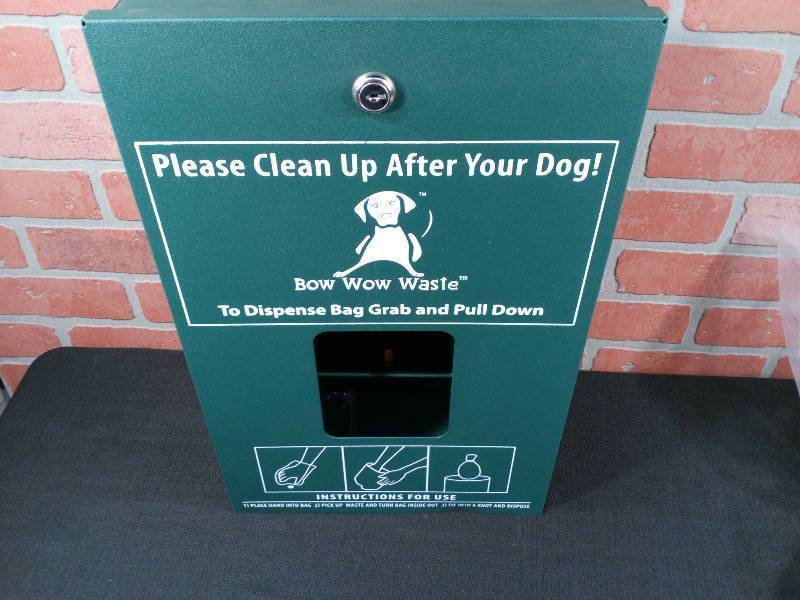 lot 17 image: Bow Wow Waste Single Bag Dispenser With Lock & Key
