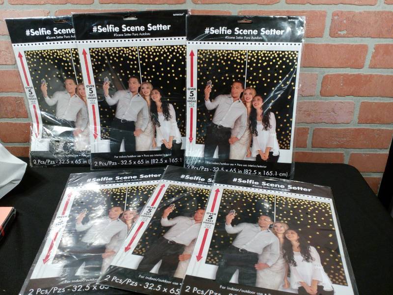lot 177 image: Amscan #Selfie Scene Setter 670718