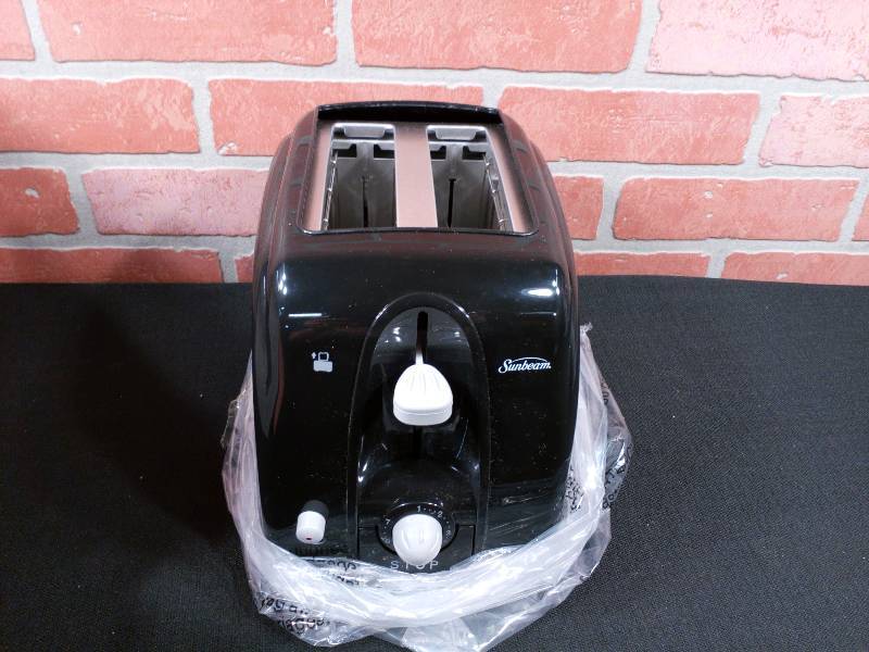 lot 196 image: Sunbeam 2-Slice Toaster 3910-099