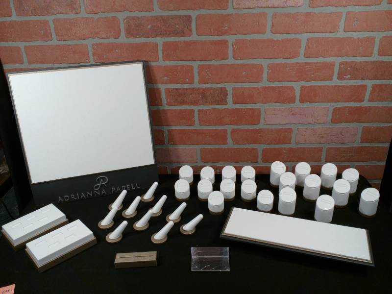 lot 220 image: 36-Piece Jewelry Display Set With Logo DS232