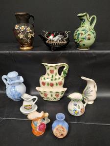 lot 147 image: Vintage Decorative - Vases, Pitchers and Novelty Items