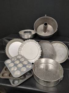 lot 171 image: Assorted Baking Pan Set - Angel Food, Tart, Muffin and Springform Pans