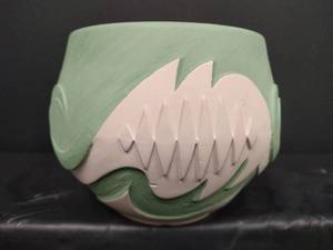 lot 186 image: Vintage Atlantic Mold Southwestern Pottery with decorative fish design. Manufacturer Logo and Copyright Mark included