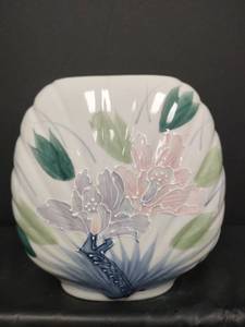 lot 189 image: Vintage Japanese Vase with Textured Floral Pattern