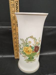 lot 190 image: Vintage Victorian Matte Vase with Gold Trim