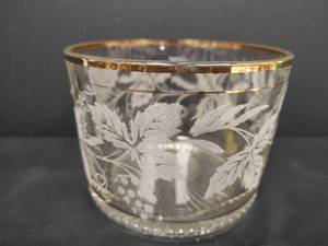 lot 191 image: Vintage 6 in Etched Glass Bowl with Grape Vine Pattern