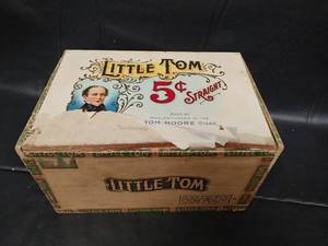 lot 215 image: Vintage Little Tom 5� Wooden Cigar Box by Rothenberg & Schloss