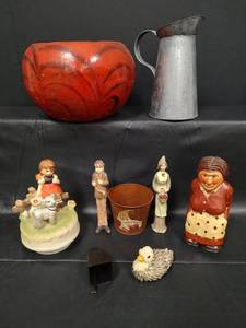 lot 217 image: Vintage Music Box Hummel Style Sankyo and more