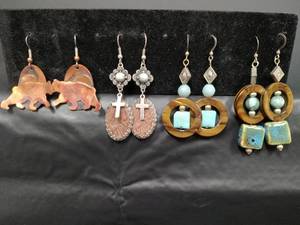 lot 227 image: Western Style Earring Collection
