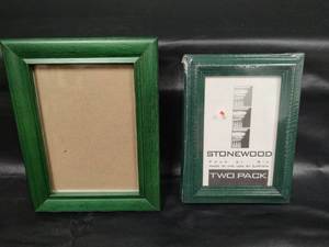 lot 235 image: 5 x 7 and 2-Pack of 4 x 6 Green Frames