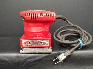 lot 250 image: Milwaukee 6016 Heavy-Duty Finishing Sander Double Insulated (Tested)