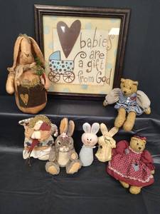 lot 298 image: Decor Collection - Primitive Style Bunnies and More